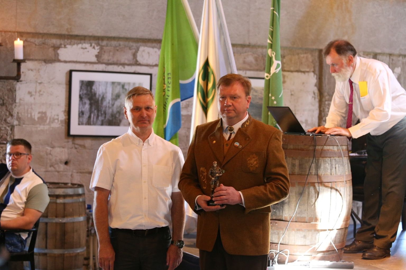 EJSi president Margus Puust üle andmas aasta teo auhinda „Ulukid teel“ projektijuhile Urmas Salmule.