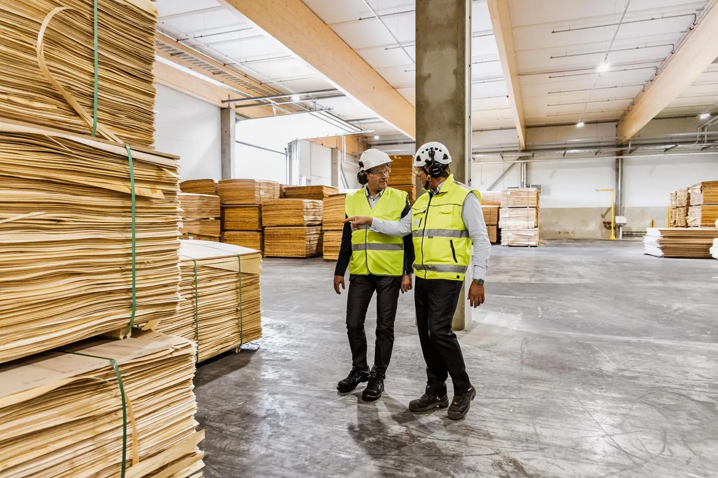 Metsä Wood ja töötukassa allkirjastasid koostööleppe.