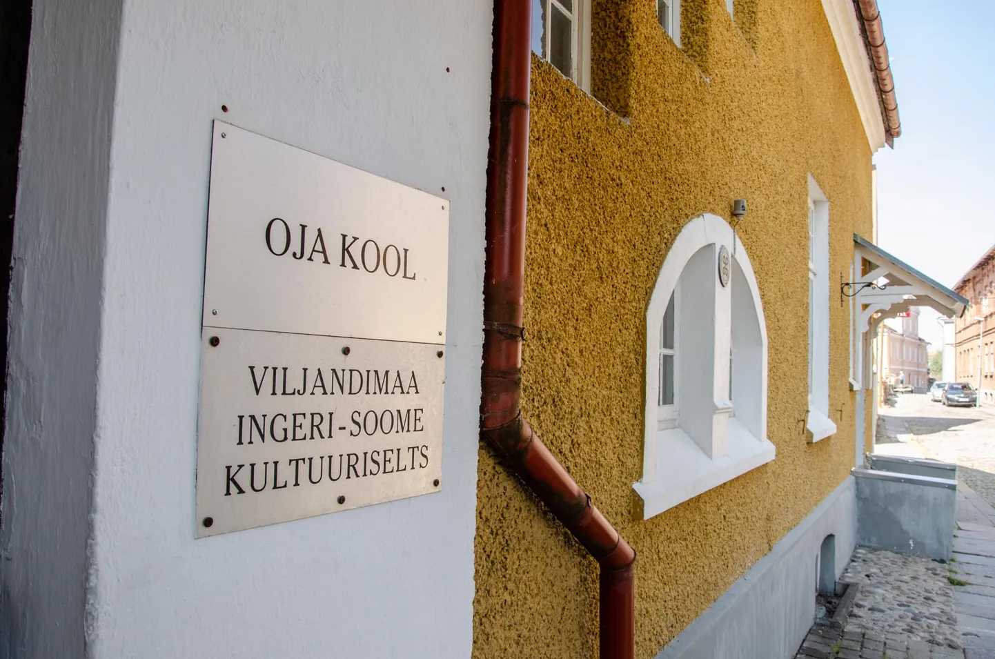 Oja kool tegutseb Viljandis Pikal tänaval Ingeri majas. Möödunud õppeaastal käis seal üheksa last.