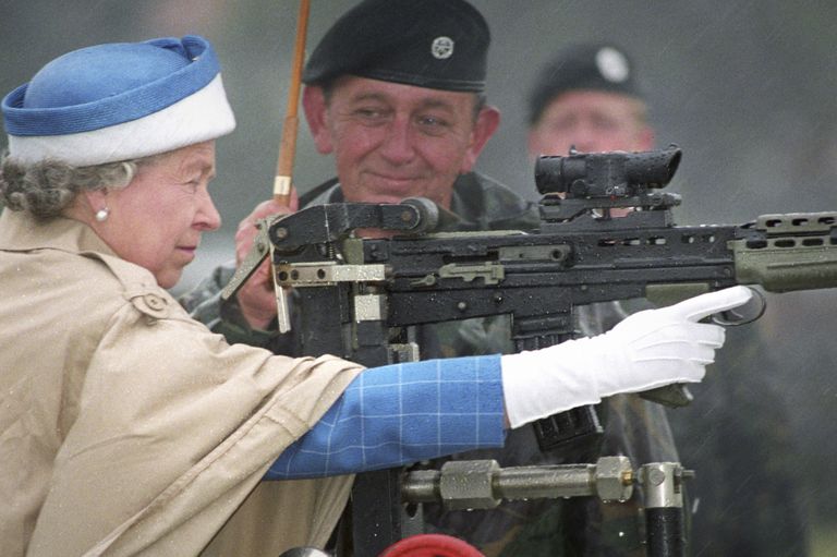 Kuninganna Elizabeth II tulistamas viimast lasku SA 80 püssist. Pilt on tehtud 9. juulil 1993. aastal, mil kuninganna külastas briti armee relvaassotsatsiooni (Army Rifle Association) sajandat juubelipidustust Bisley's.