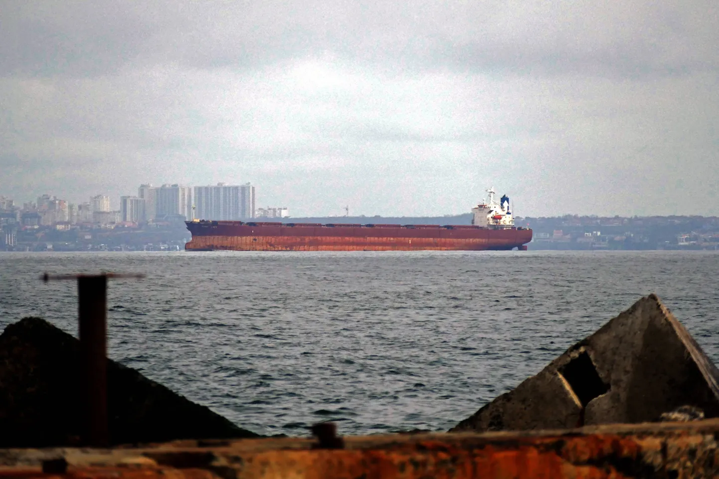 Kaubalaev Odessa sadamas. Foto on illustreeriv,