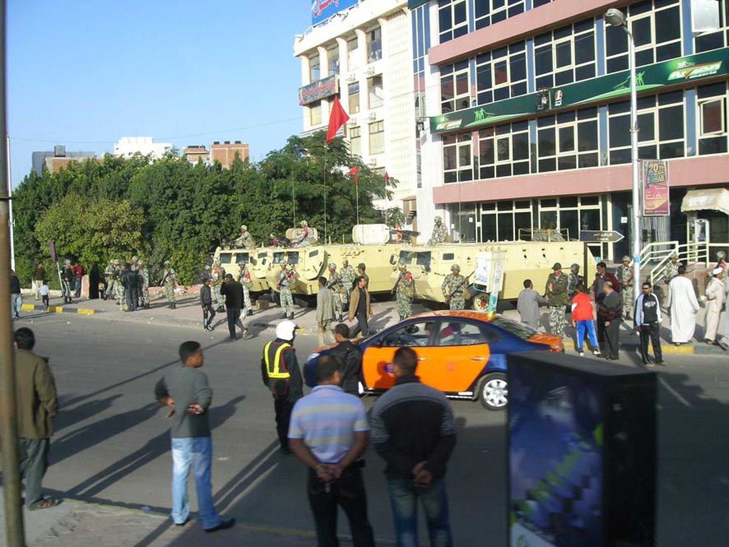 Hurghadas olid meeleavaldajad tänaval vaid ühel päeval, igaks juhuks olid väljas ka sõjaväelased ja tänava ääres seisid tanketid, aga rahulikku meeleavaldusse ei pidanud korravalvurid sekkuma.