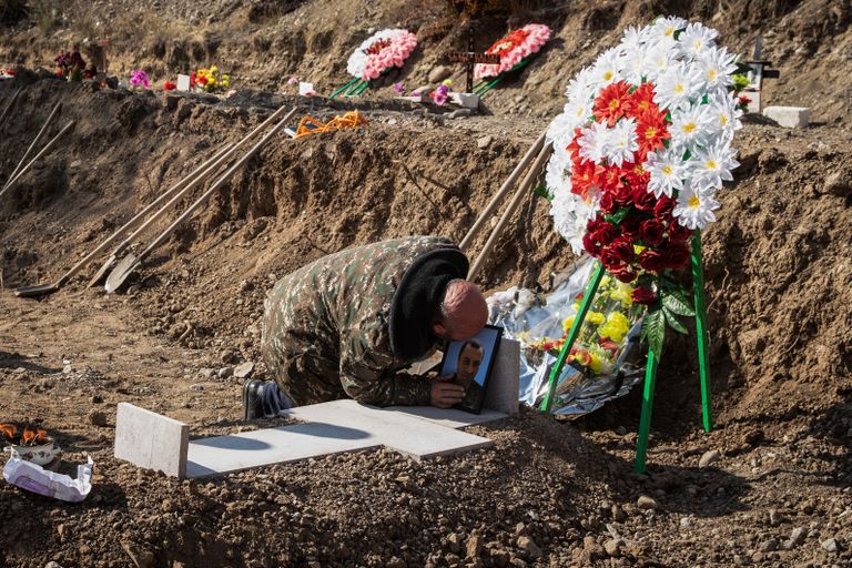 Похороны в Степанакерте после очередного военного обострения, 30 сентября 2020 года.