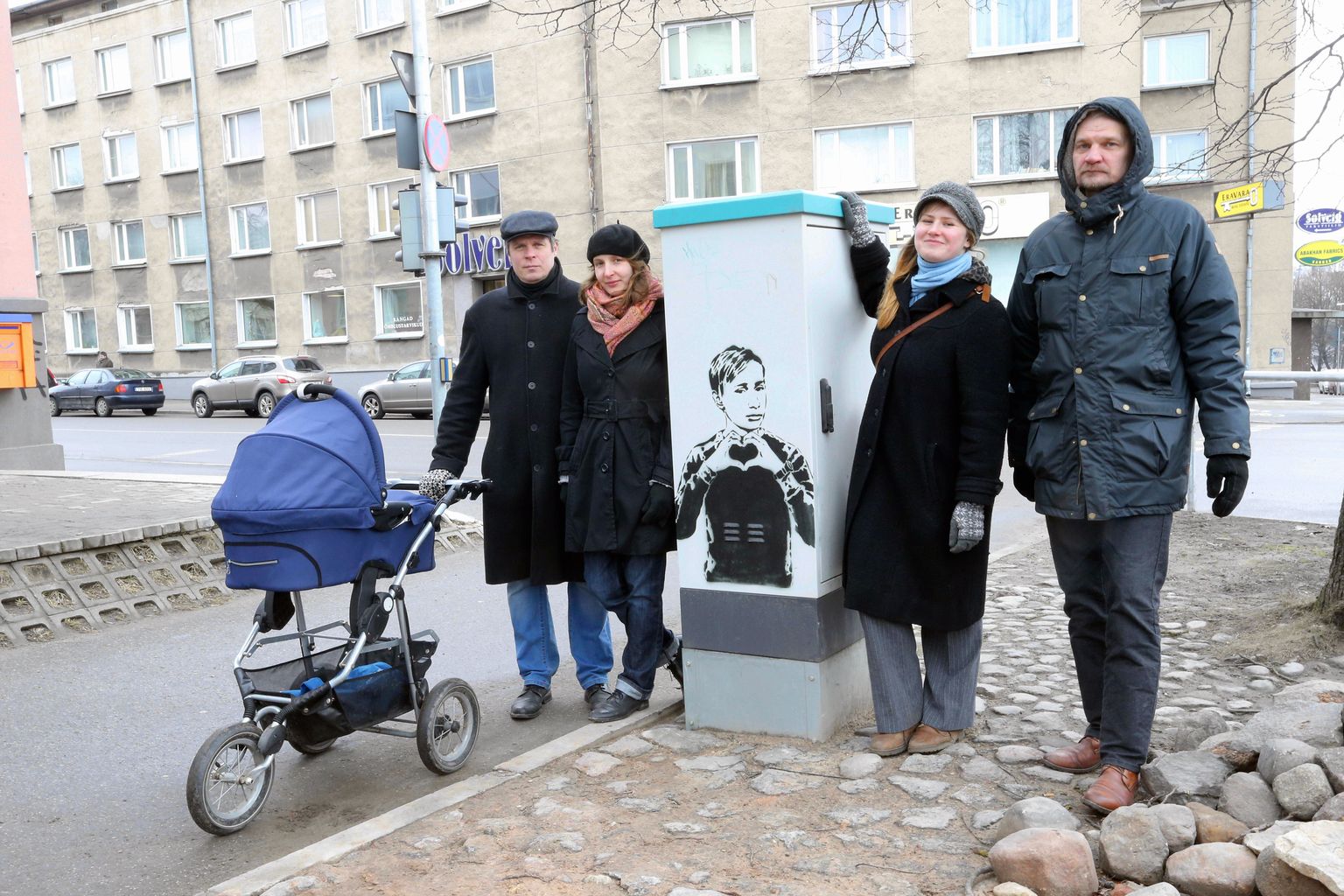 Jalutuskäigul hindasid tänavakunsti luuletajad Hasso Krull (vasakult) ja Carolina Pihelgas, luuletaja ja kunstnik Kristina Viin ning kunstnik Imat Suumann.