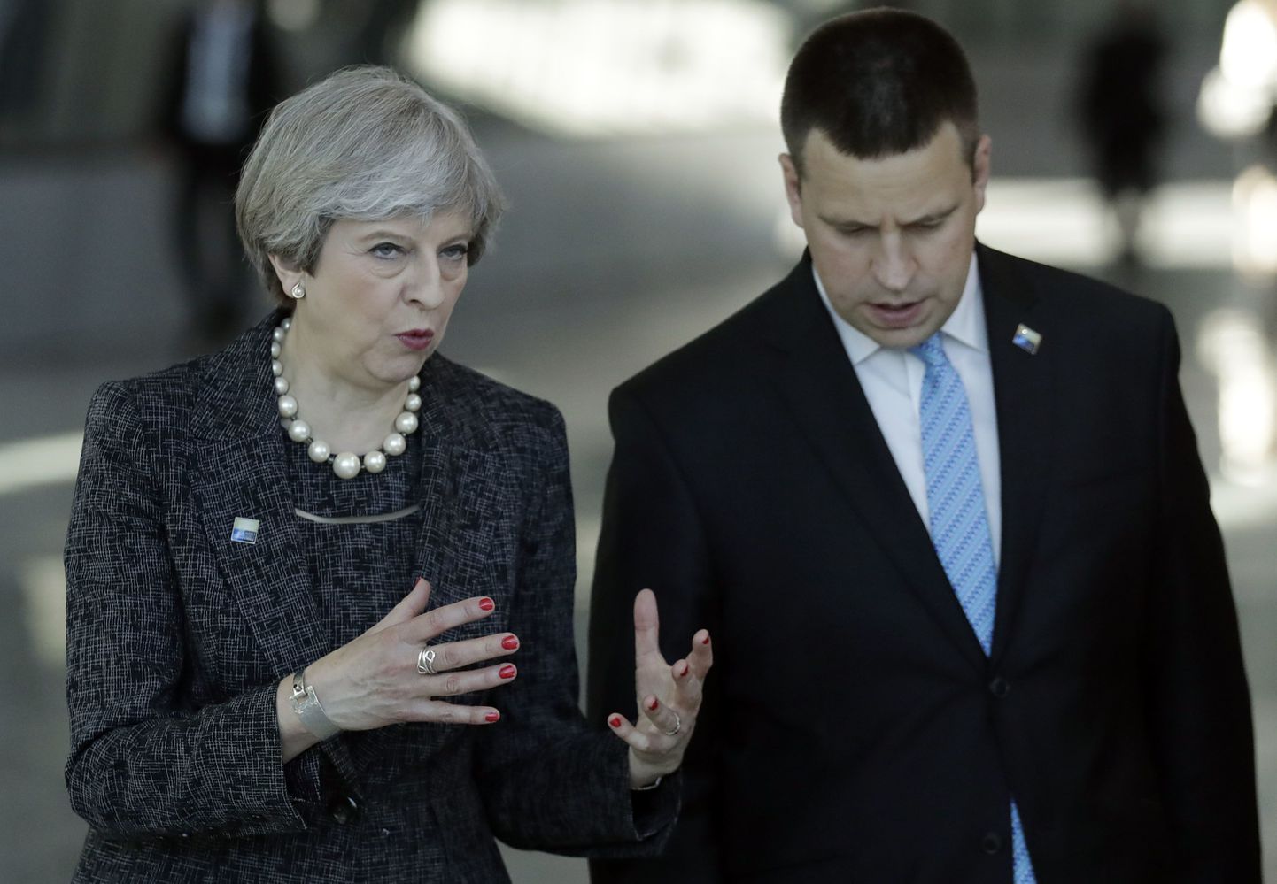 Briti peaminister Theresa May (vasakul) ja Eesti valitsujuht Jüri Ratas tänavu mais Brüsselis