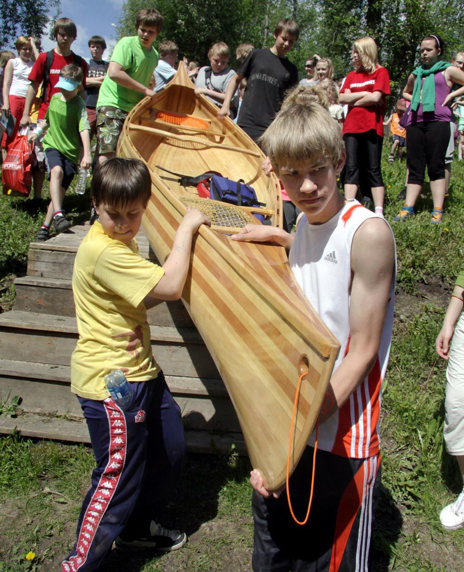 Eesti esimest kooli tööõpetustunnis valmistatud kanuud on valmis kohe vette tõstma (ees vasakul) Kristjan Nael ja Andrin Ratiste.