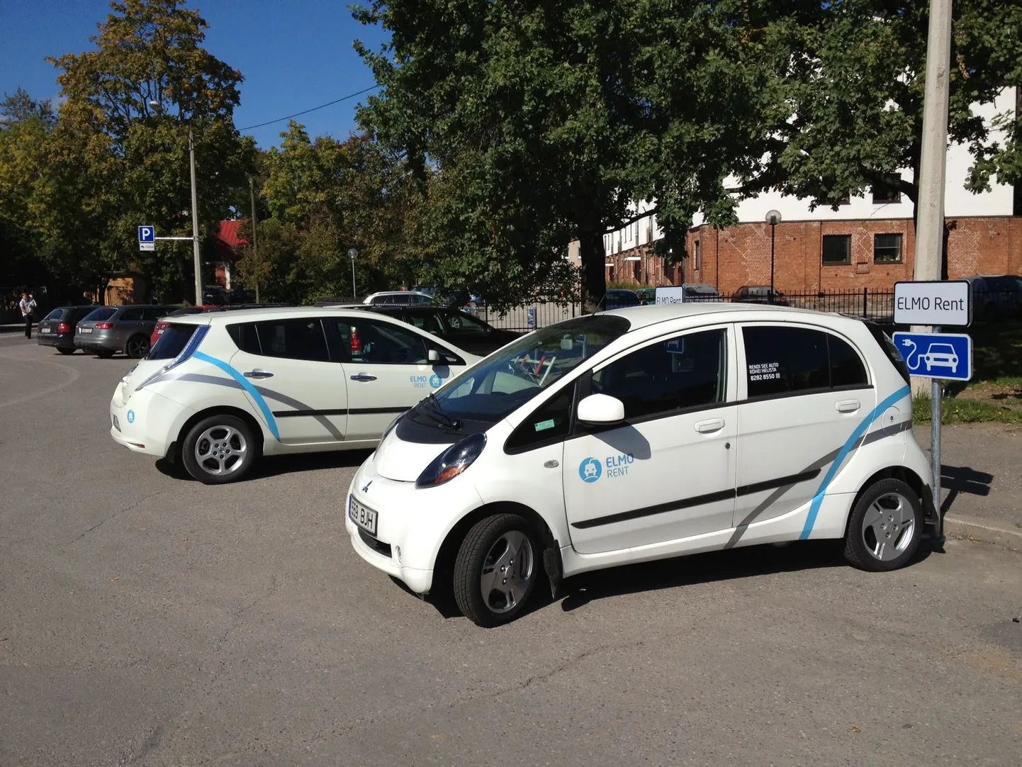 Elektriautode laenutuspunkt Tartus raudteejaama juures, Kuperjanovi ja Vaksali tänava ristmikul.