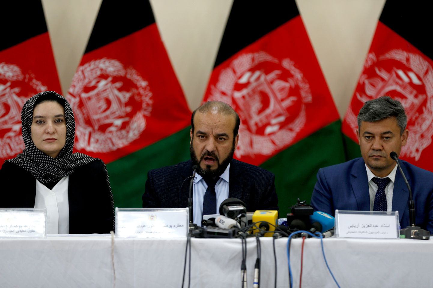 Afganistani valimiskomijoni esimees Gula Jan Abdul Badi Sayad (keskel) teatas täna Kabulis peetud pressikonverentsil, et üldvalimised toimuvad riigis 20. oktoobril.