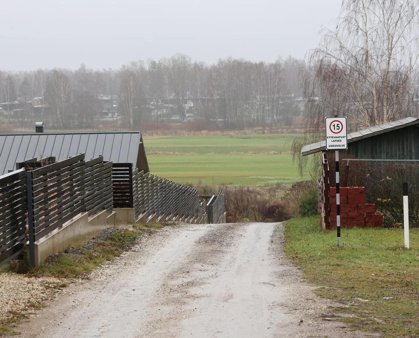 Siia luhale kerkib Uus-Tähtvere linnaosa, taamal üle Emajõe paistavad Kvissentali majad.