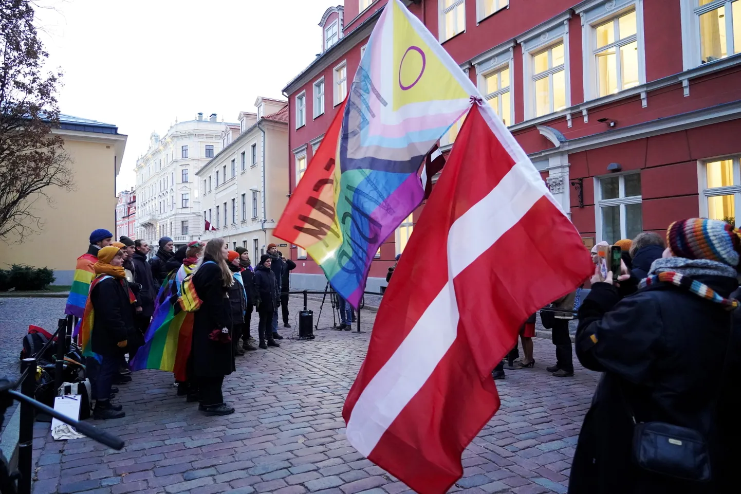 Pie Saeimas notiek dziedošais protests pret naida runu ar mērķi pievērst uzmanību naida runas problēmai Latvijas sabiedrībā, īpaši tādai, kas vērsta pret LGBT+ kopienu.