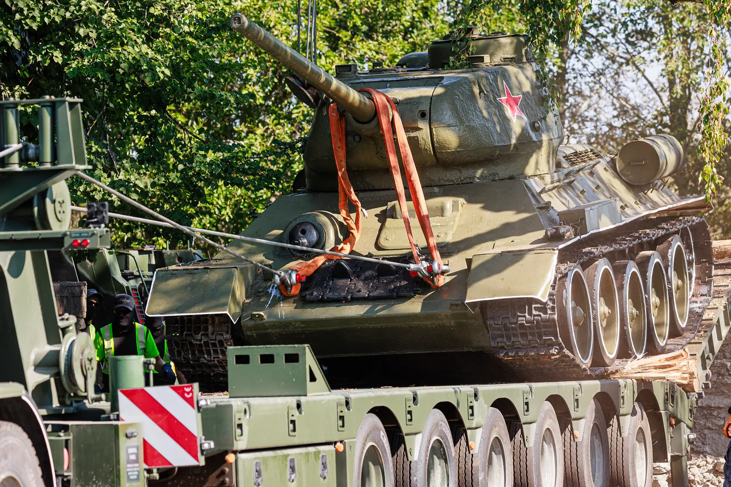 Перенос танка в Нарве.