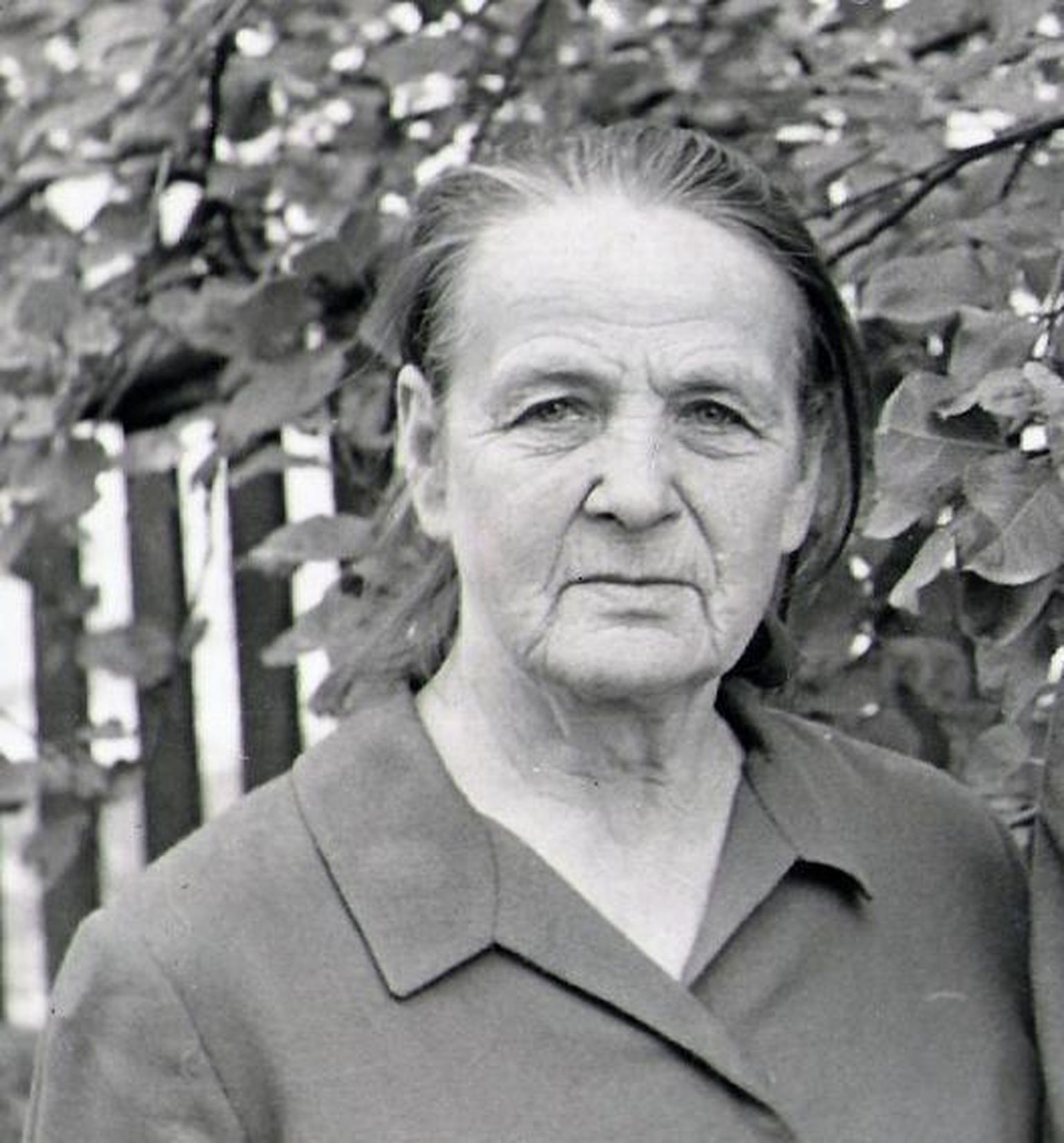 Olga Piirisild sai Võrumaal kuulsaks vanavara kogujana. Tal oli silma asjadele, mis tulevikus haruldasteks eksponaatideks muutusid. Samas oli ta ka aktiivne kommunist. Erakogu