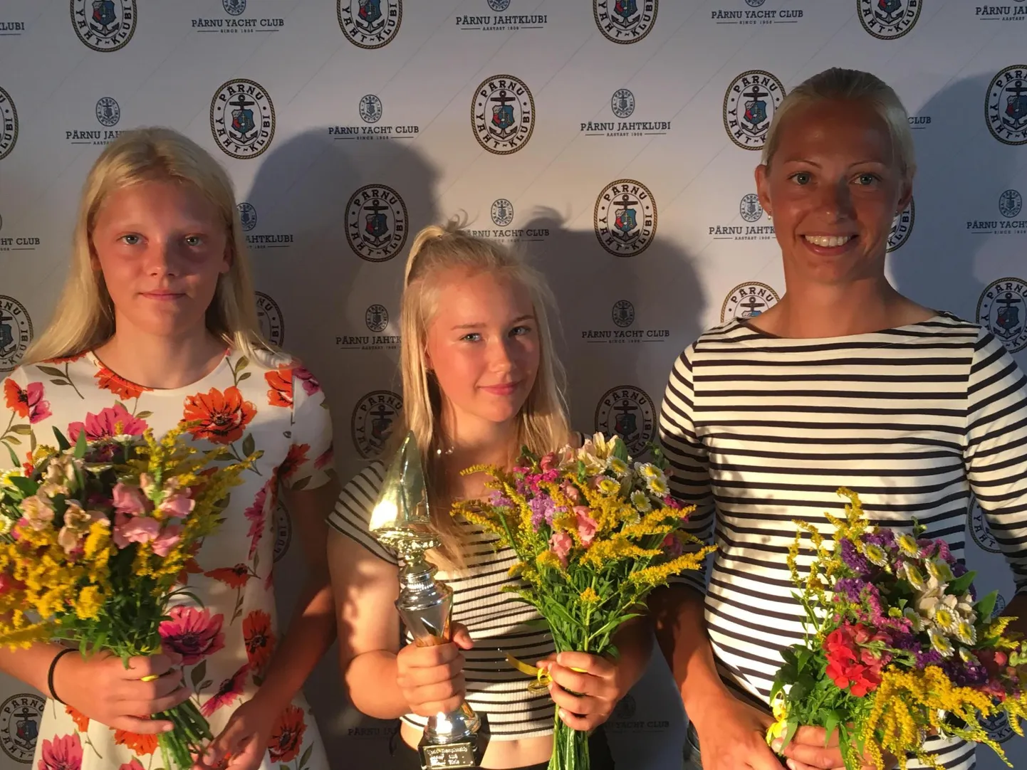 Maailmameister Angeliina Maria Isabel Õunap (keskel), Lisbeth Taggu (vasakul) ja treener Elise Umb.