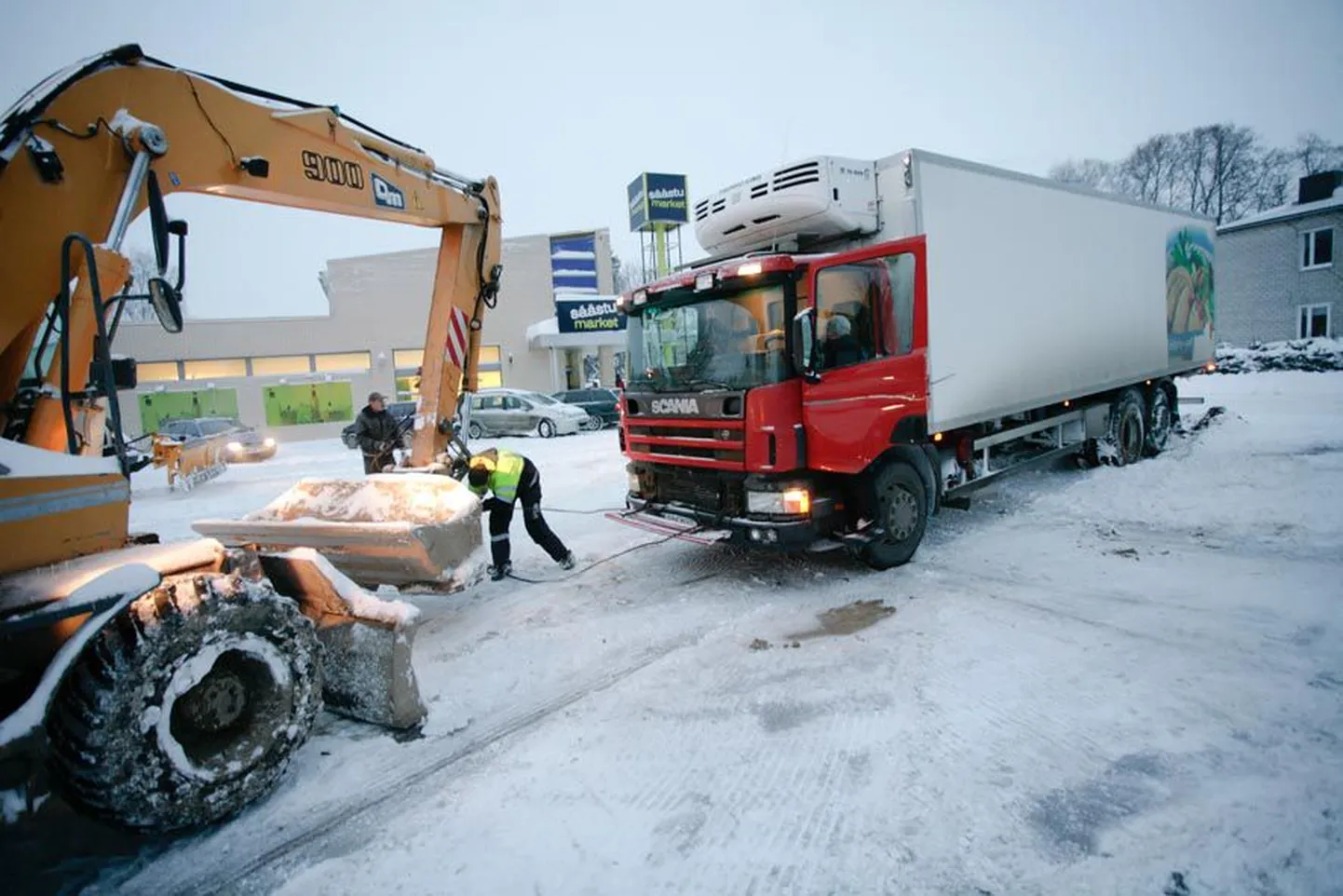 Autod ei jäänud eile kinni mitte üksnes külateedel. See veoauto ei saanud omal jõul välja Türi Säästumarketi parklast.
