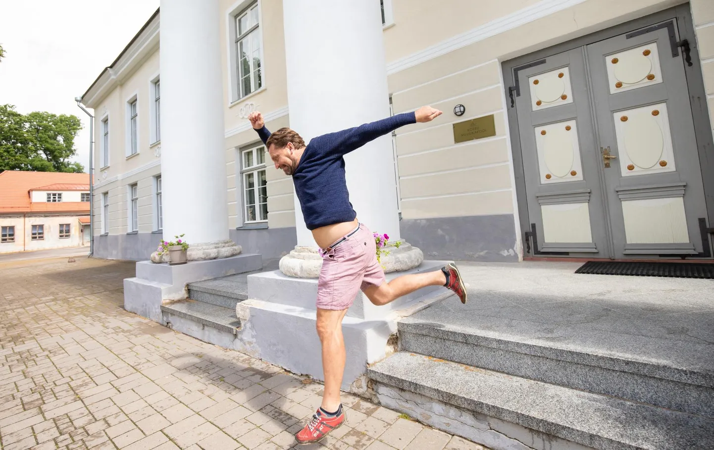 Koeru koolis oli Pavo Raudsepa klassis traditsioon joosta söögivahetunnil vanast koolimajast uude. Võitjaks osutus see, kes sai uue koolihoone ukselingi esimesena pihku. Peaaegu alati tuli võitjaks Pavo, kel startimisel oli oma nipp – tuli trepist laskumisel hoida käsipuud, et laskumise trajektoor võimalikult lühike tuleks.