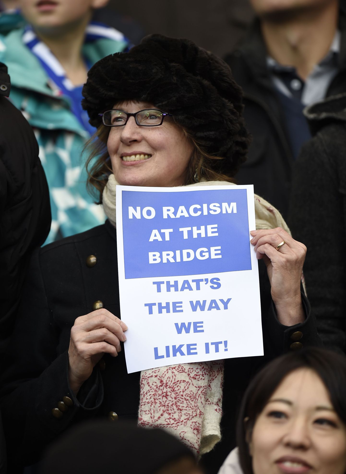 Болельщица "Челси" протестует против расизма на матче своей любимой команды.