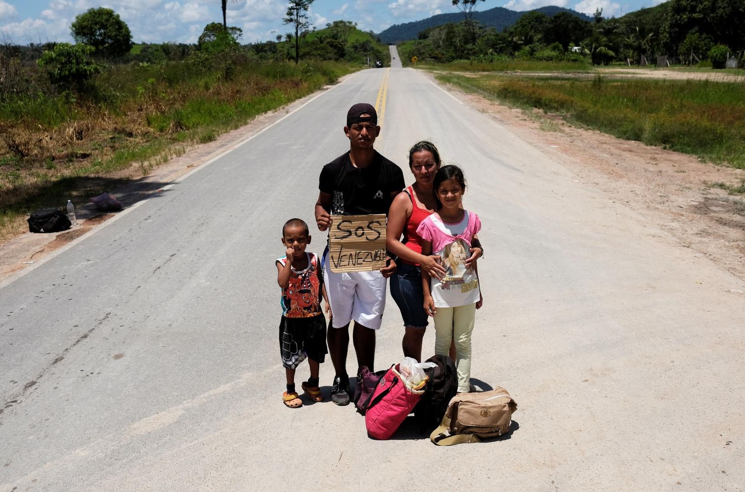 Brasiiliasse jõudnud Venezuelalastest põgenikepere hääletamas Boa Vista linna.