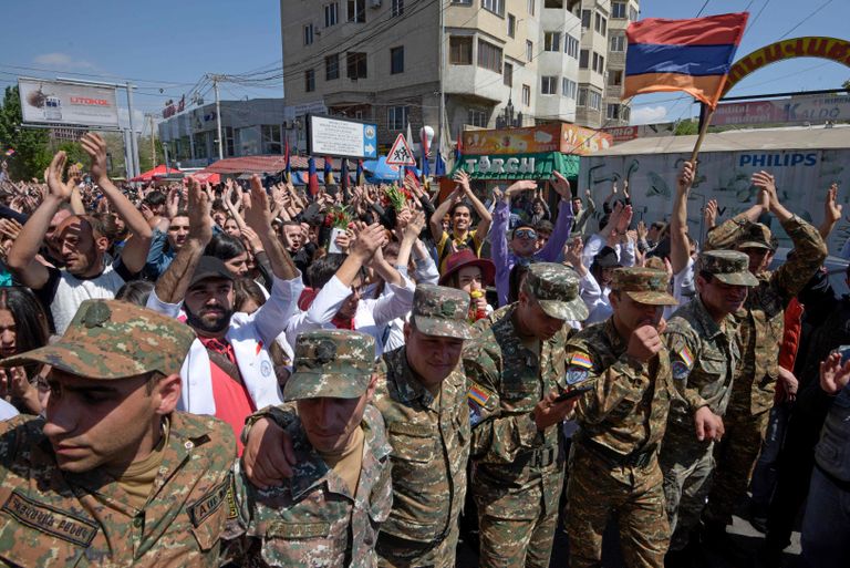 Armeenia sõjaväelased massimeeleavaldustel Jerevanis. 