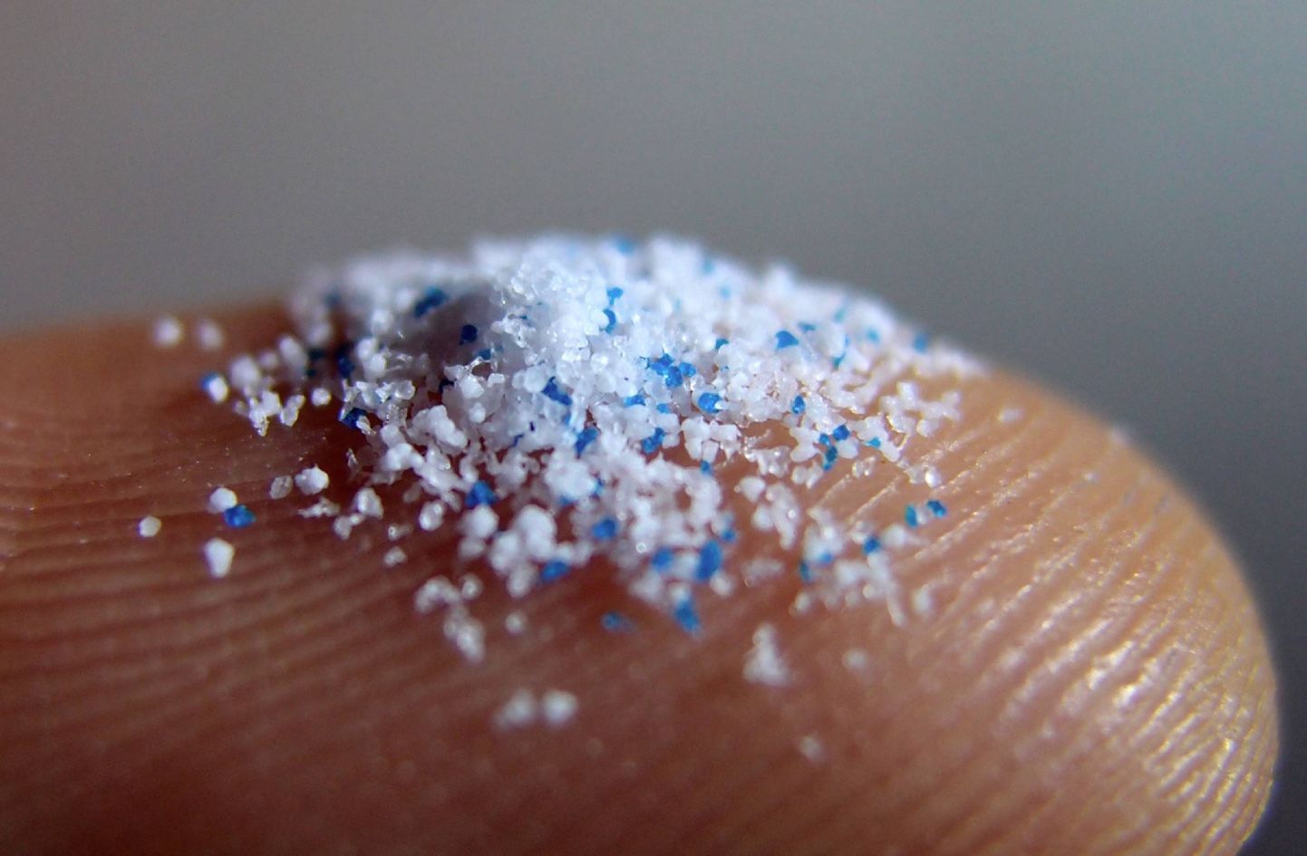 See sõrmel olev mikroplastik on nüüd ka inimeste veres, näitavad analüüsid.
