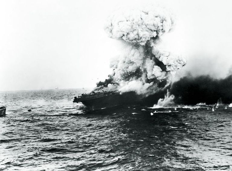 Jaapanlaste rünnaku tagajärjel vigastada saanud lennukikandja USS Lexington 8. mail 1942