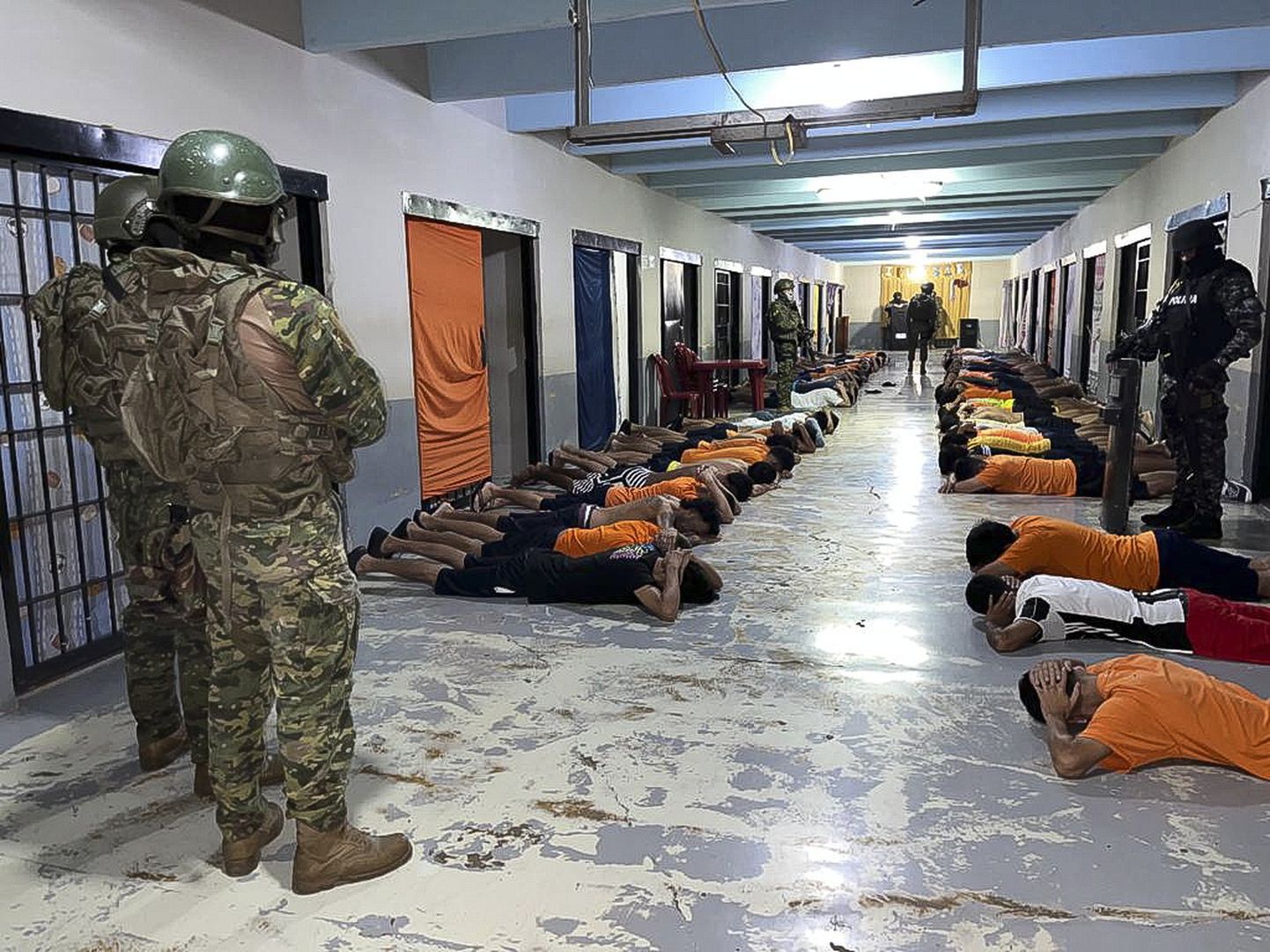 Kaitsevägi korraldas Ecuadori suurimas vanglas erioperatsiooni 25. augustil 2023