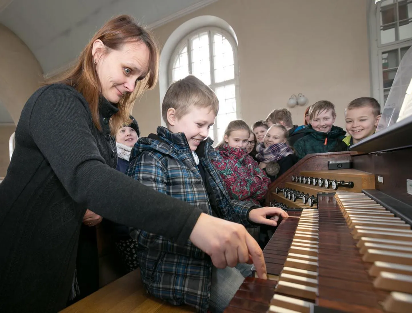 Organist Kristel Aer aitas lastel orelist trompetihelisid välja võluda.