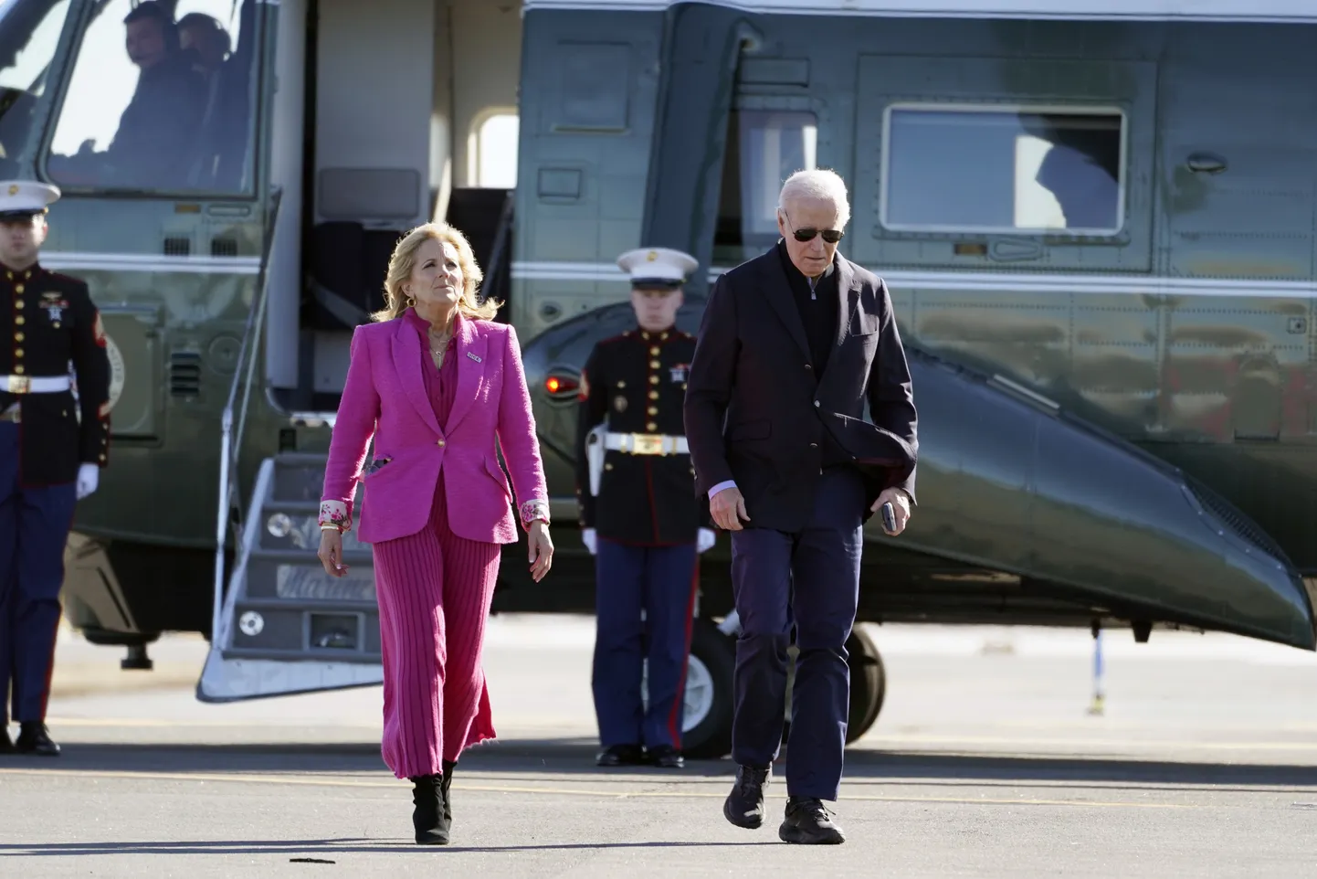 USA president Joe Biden (paremal) abikaasaga.