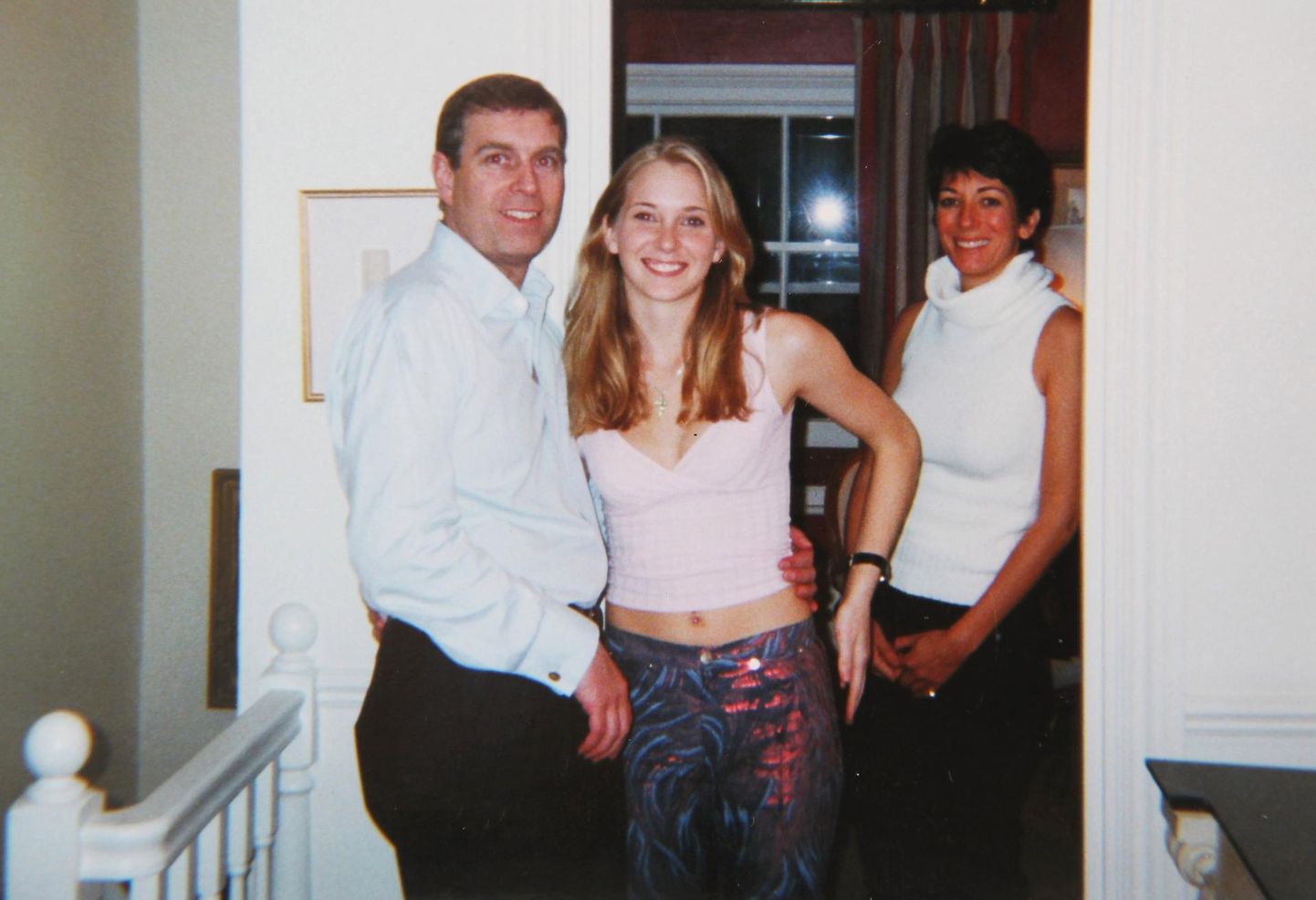 Väidetavalt Jeffrey Epsteini poolt 2001. aastal tehtud kurikuulus foto, kus prints Andrew käsi on noore Virginia Robertsi ümber. Paremal on Epsteini abiline Ghislaine Maxwell.