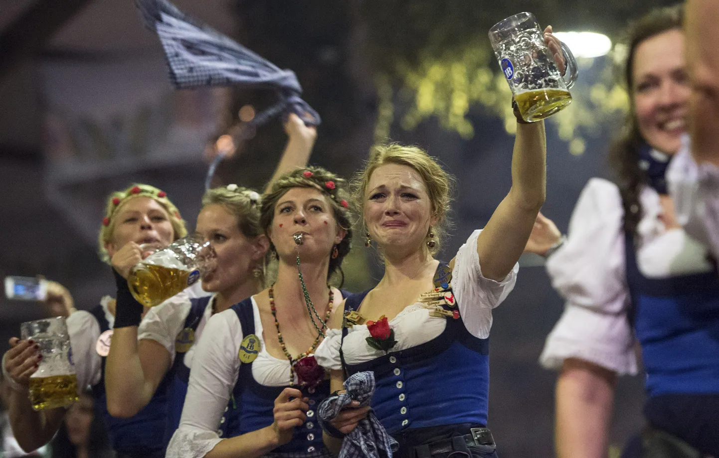 Oktoberfesti ettekandjad pärast festivali lõppu.