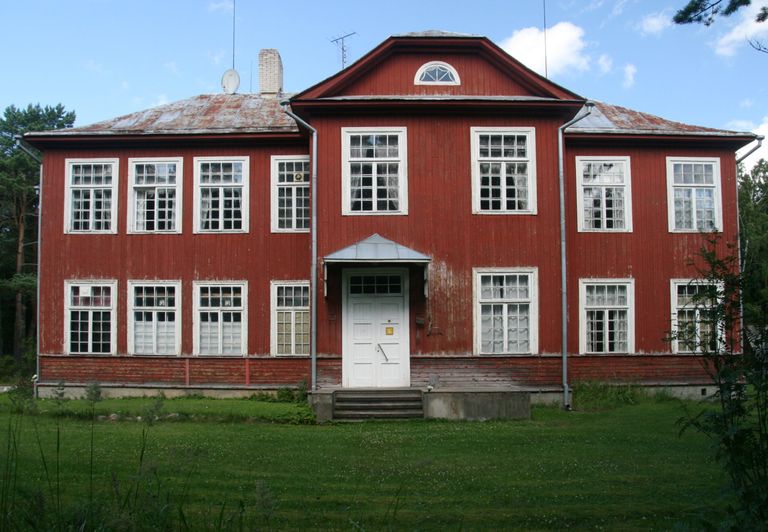 Vaade Malvaste Külalistemaja ja endise kooli peasissepääsule, 2012.