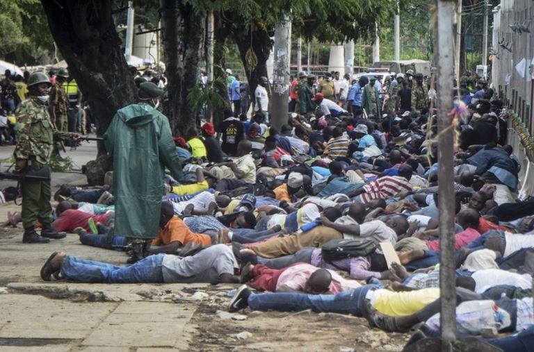 Vahistatud praamireisijad Keenia suuruselt teise linna Mombasa sadama juures.