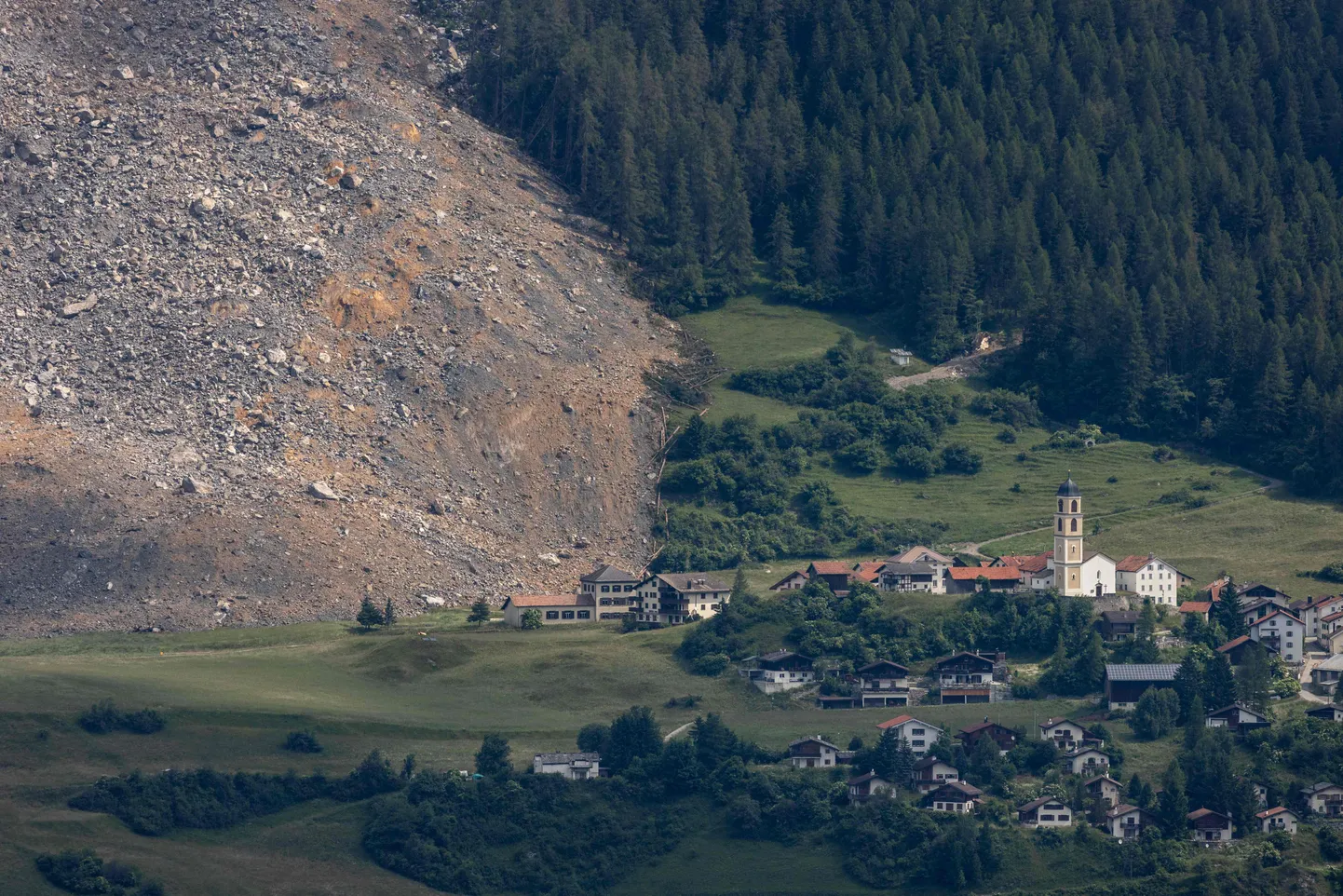 Läinud öösel toimunud hiiglaslik kivivaring peatus otse Brienz küla veerel Ida-Šveitis.