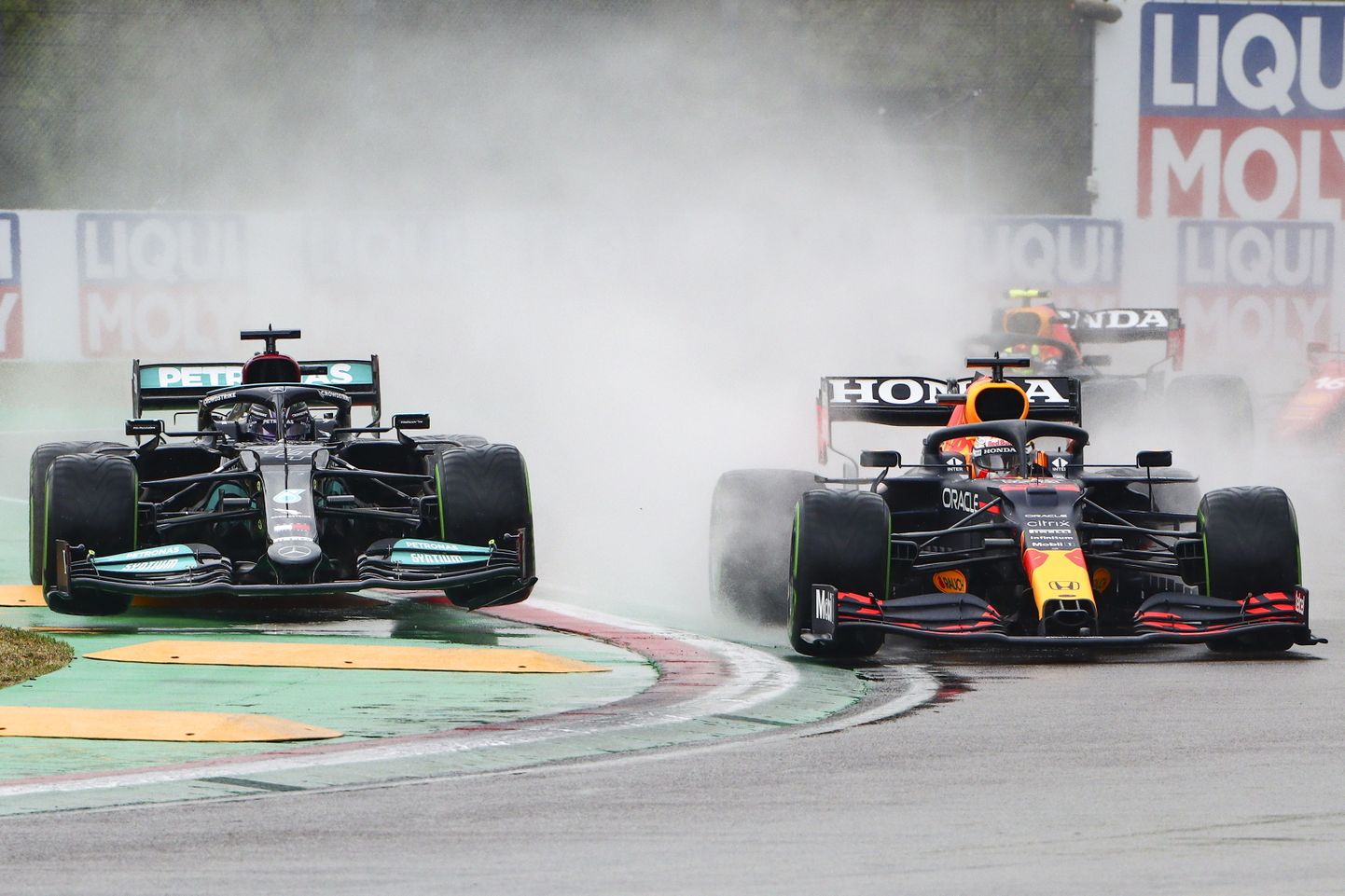 Lewis Hamilton (vasakul) ja Max Verstappen (paremal).