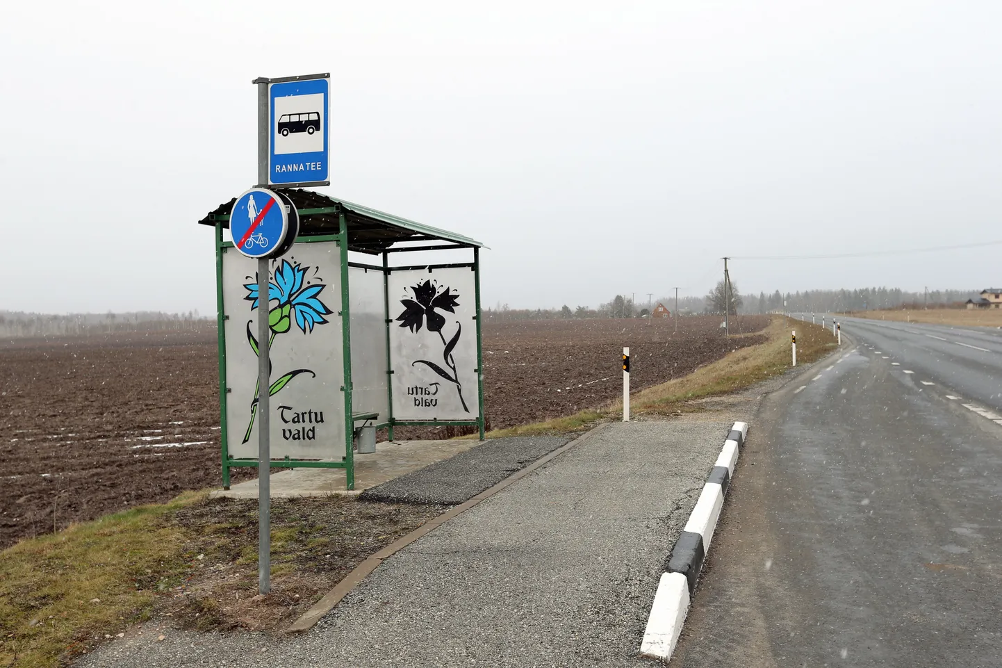 Pildil Ranna tee bussipeatus Tartu vallas.