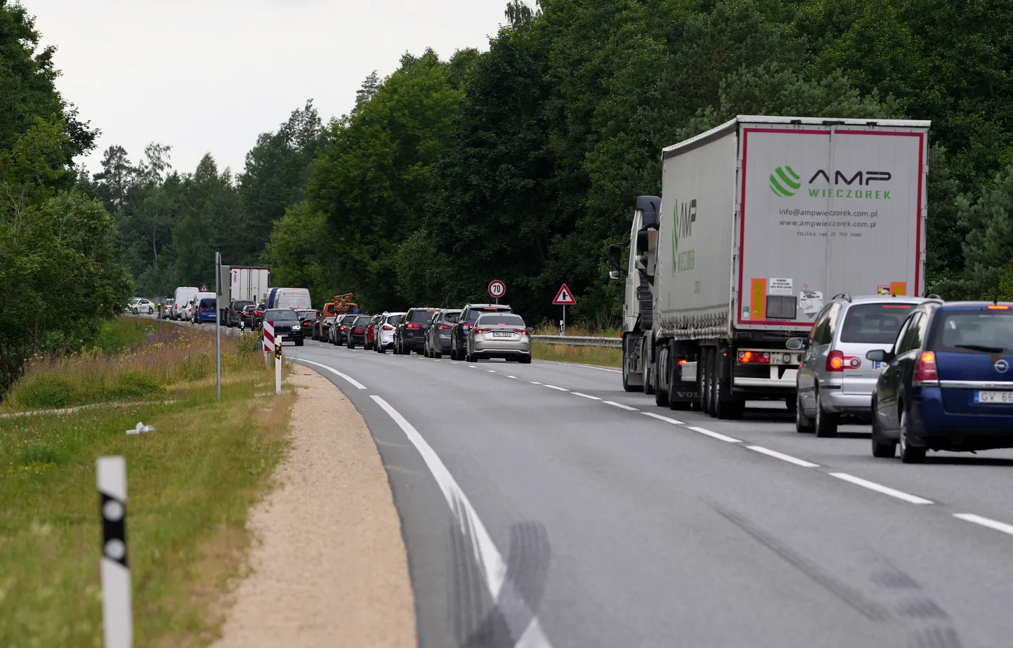 Autod tunamullu suvel Lätis Liepāja maanteel juhtunud õnnetuse tõttu ummikus seismas.