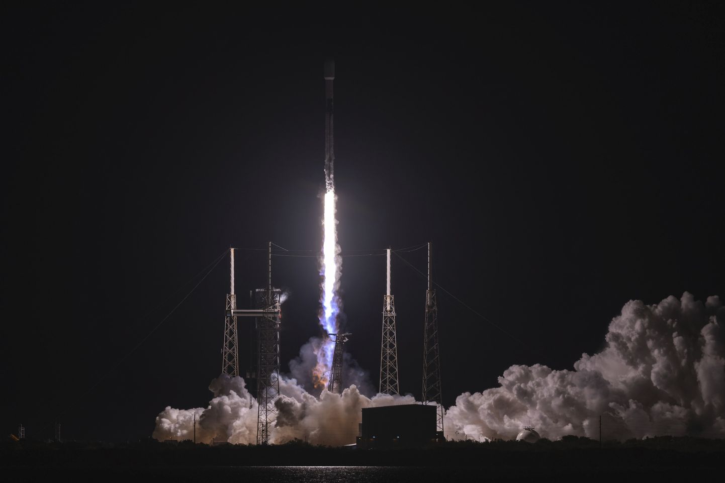 Cape Canaverali neemelt Floridas saadetakse Starlinki satelliidid orbiidile SpaceXi raketiga Falcon 9. Selle starte on toimunud juba üle üheksakümne.