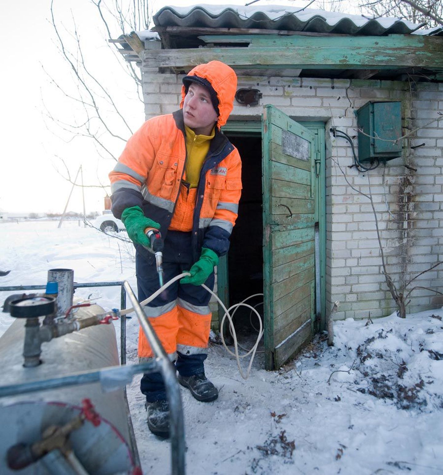 Toru Abi töötaja Jakov Noskov eile Harjumaal Lehola külas külmunud aurugeneraatorit lahti sulatamas.