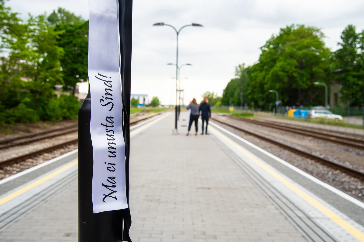 По всей Эстонии на платформах железнодорожных вокзалов развеваются черно-белые ленты.