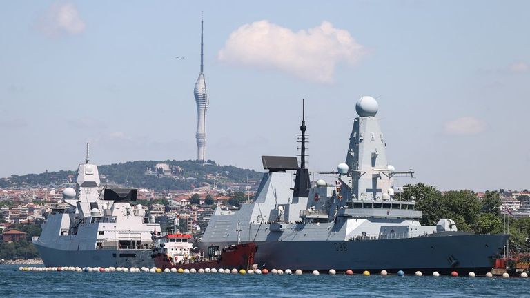 Фрегат ВМФ Нидерландов "Эвертсен" и британский эсминец "Дефендер" в Стамбуле, 9 июня 2021 года