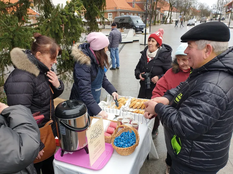 Busse uudistama tulnud rahvast kostitati Avella tordibutiigi värskete pirukatega.