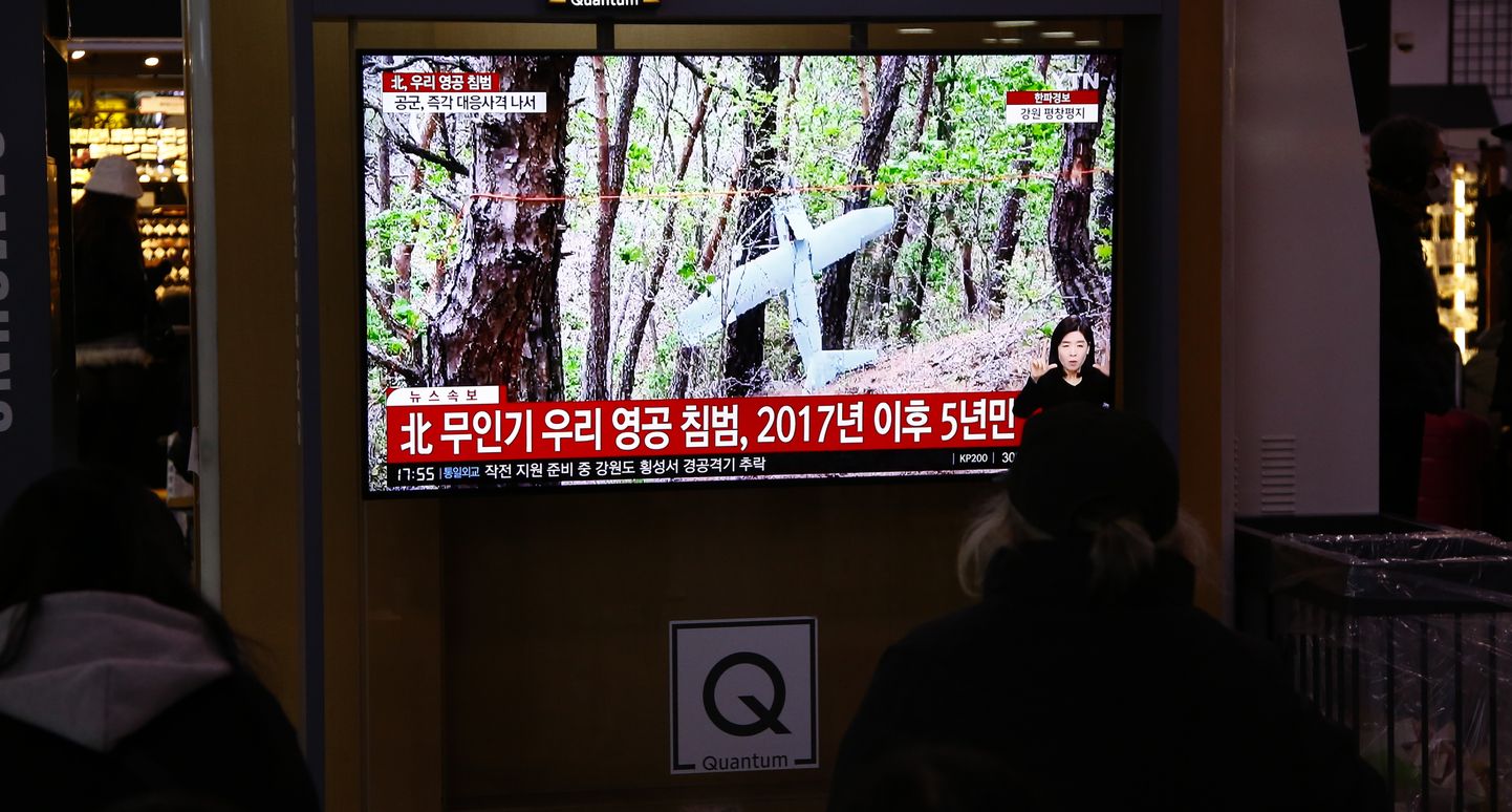 Uudis Põhja-Korea droonidest Souli raudteejaama teleekraanil.