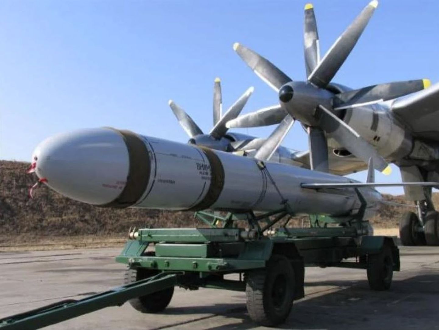 15 ноября Россия выпустила около 100 крылатых ракет Х-101 и Х-555 по целям в Украине.