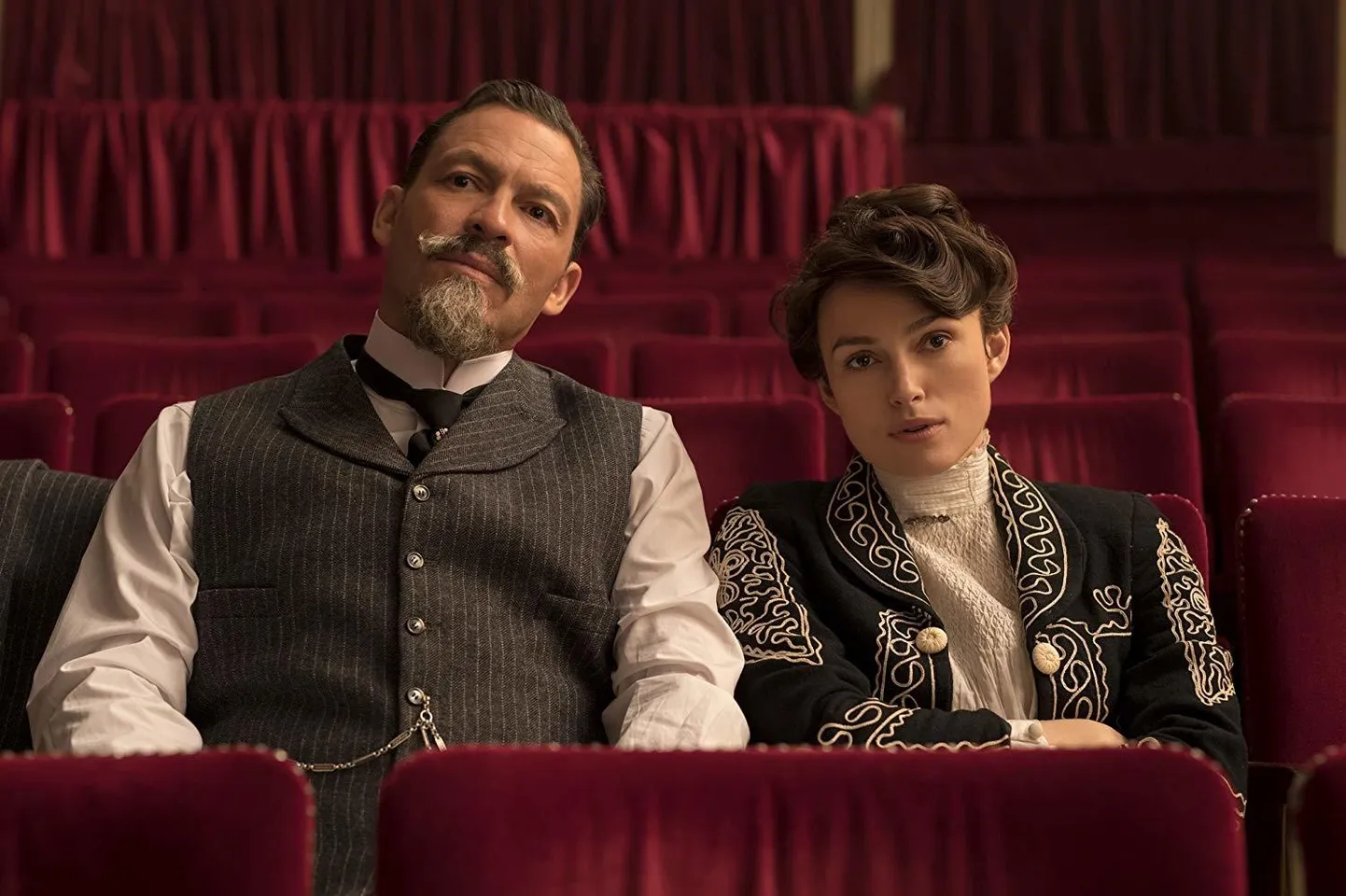 Dominic West ja Keira Knightley ajastufilmis «Colette». FOTO: Kaader Filmist