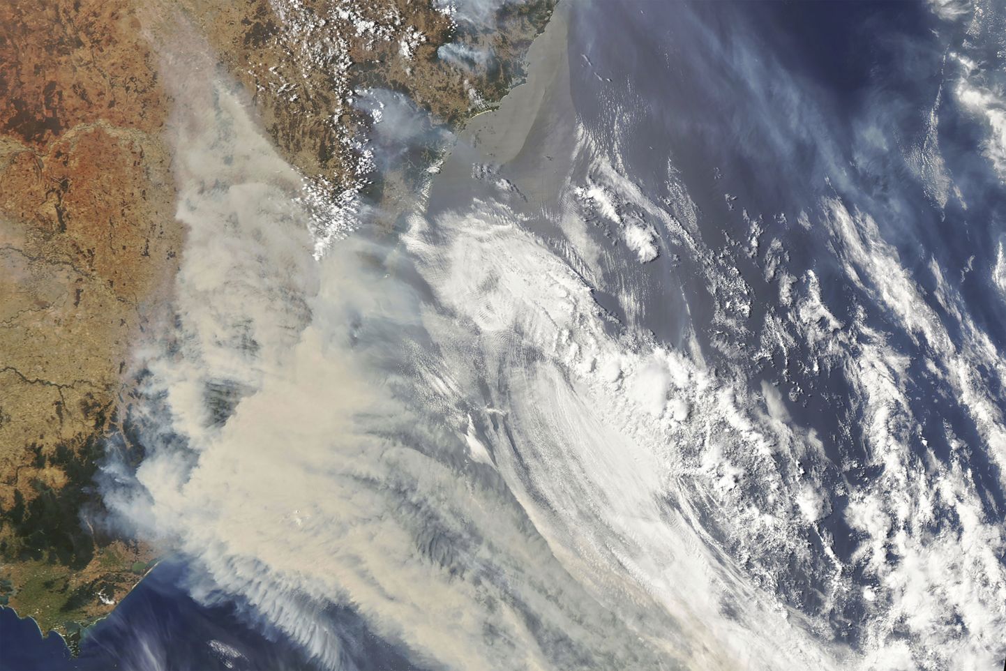NASA satelliidipilt maastikupõlengutest ja suitsust Victoria ja New South Walesi piiril