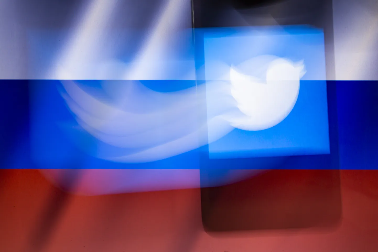Twitteri logo Vene lipu taustal.