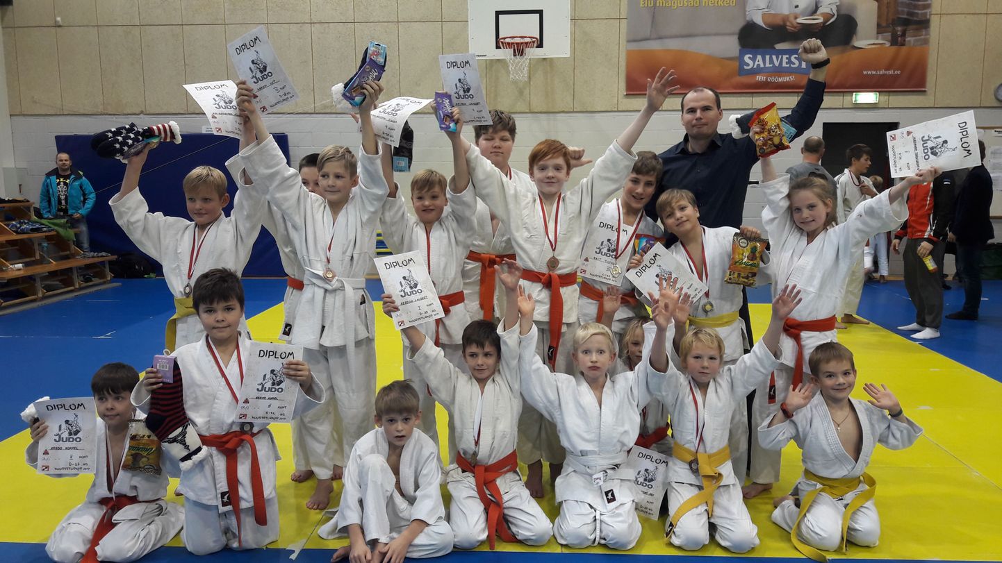 Edukad Pärnu judoklubi Samurai noorsportlased tunnevad ühes treener Asko Loogaga eduka turniiri üle rõõmu.