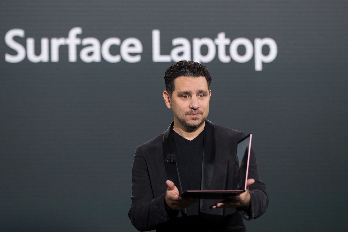 Microsofti tootejuht Panos Panay näitab Surface'i laptopi varasemat mudelit