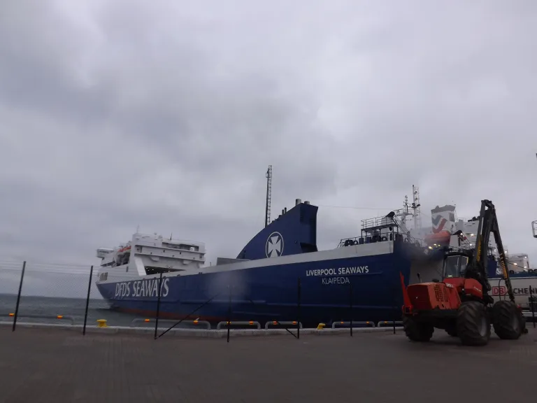 У парома Liverpool Seaways необычный силуэт: он низкий, вытянутый, но элегантный, с огромной открытой палубой, на которой в любую погоду перевозят большегрузные автомобили.