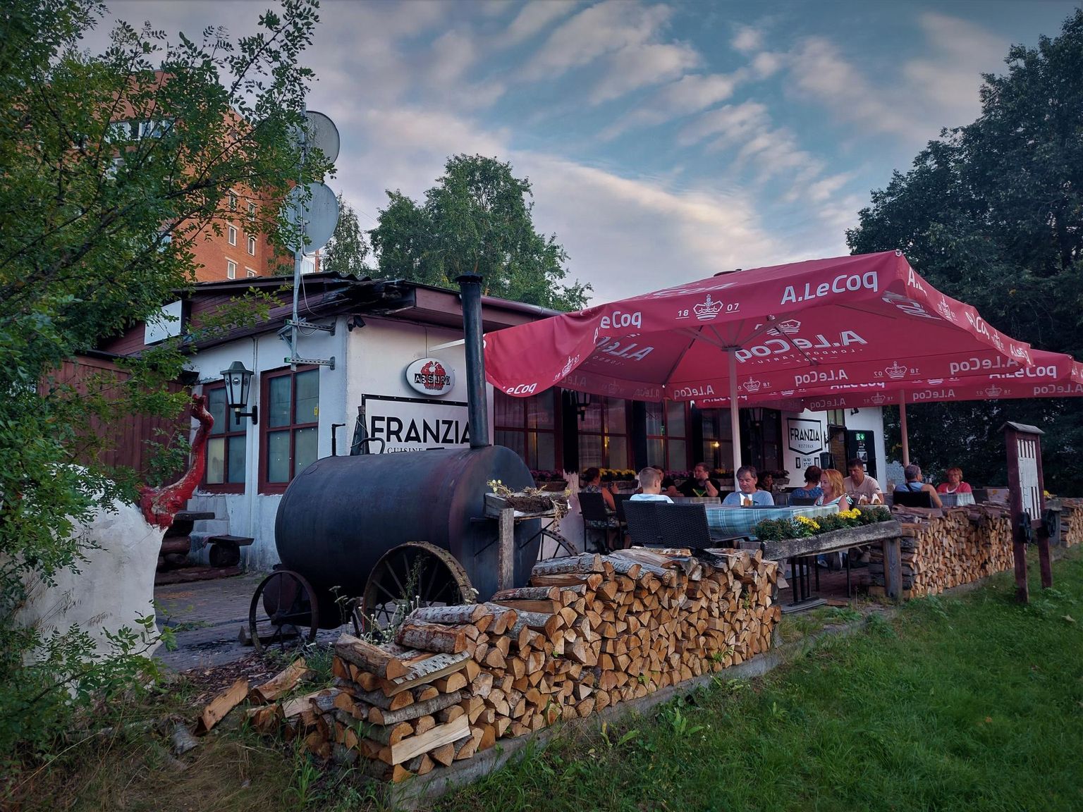 Restoranis Franzia, mitte kaugel Narva-Jõesuu liivarannast, ootab gurmaane religioosne toidunauding.