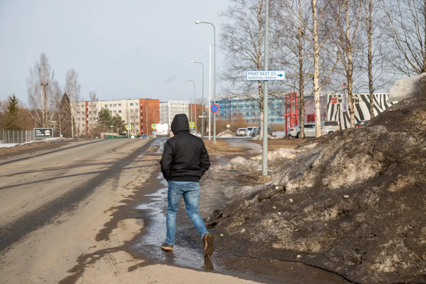 Reinu tee ääres kulgeb kõnnitee kesklinna piirilt trükikoja hooneni ning seejärel Espaki kauplusest linnapiirini, aga vahepeal tuleb jalakäijatel nuputada, kus liikuda nii, et autodele ette ei jääks.